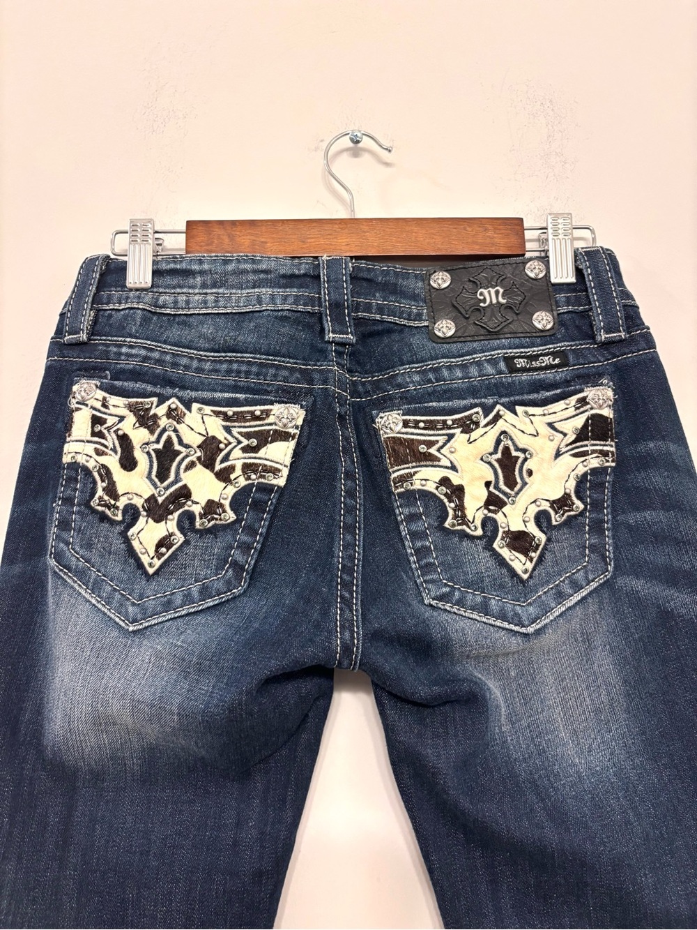 MISS ME Low Rise Straight Jeans Stretchy Cowhide Pocket Embellishment Sz 27 NWOT